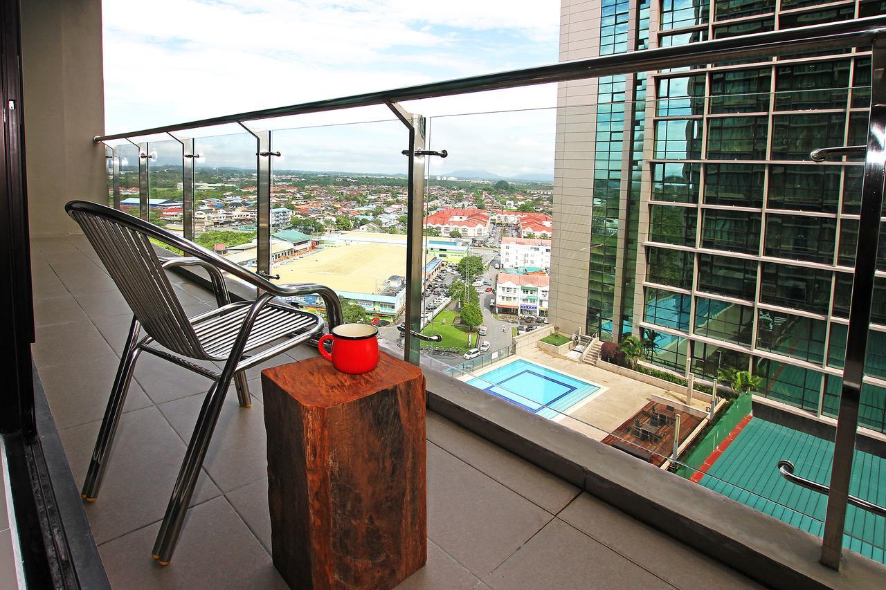 Bernard Holiday Home @ Imperial Suites Кучинг Экстерьер фото